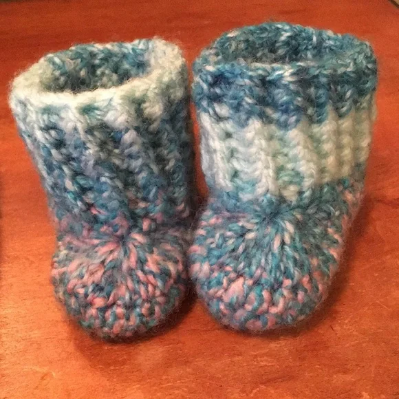 🌺 Baby hat & booties hand crocheted pink and blue - Picture 7 of 8